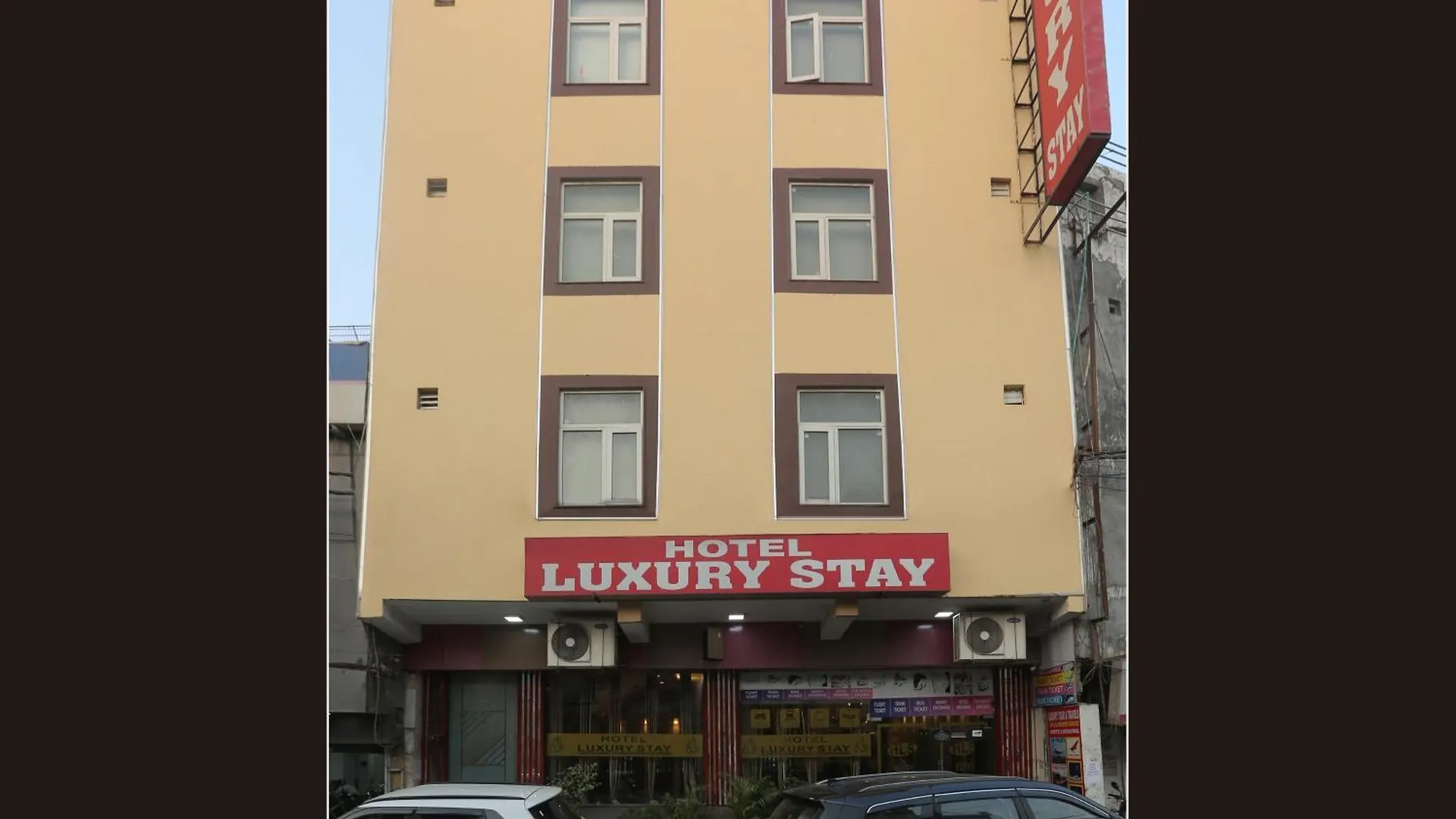 Luxury Stay Near Delhi International Airport Neu-Delhi 4*,  Indien